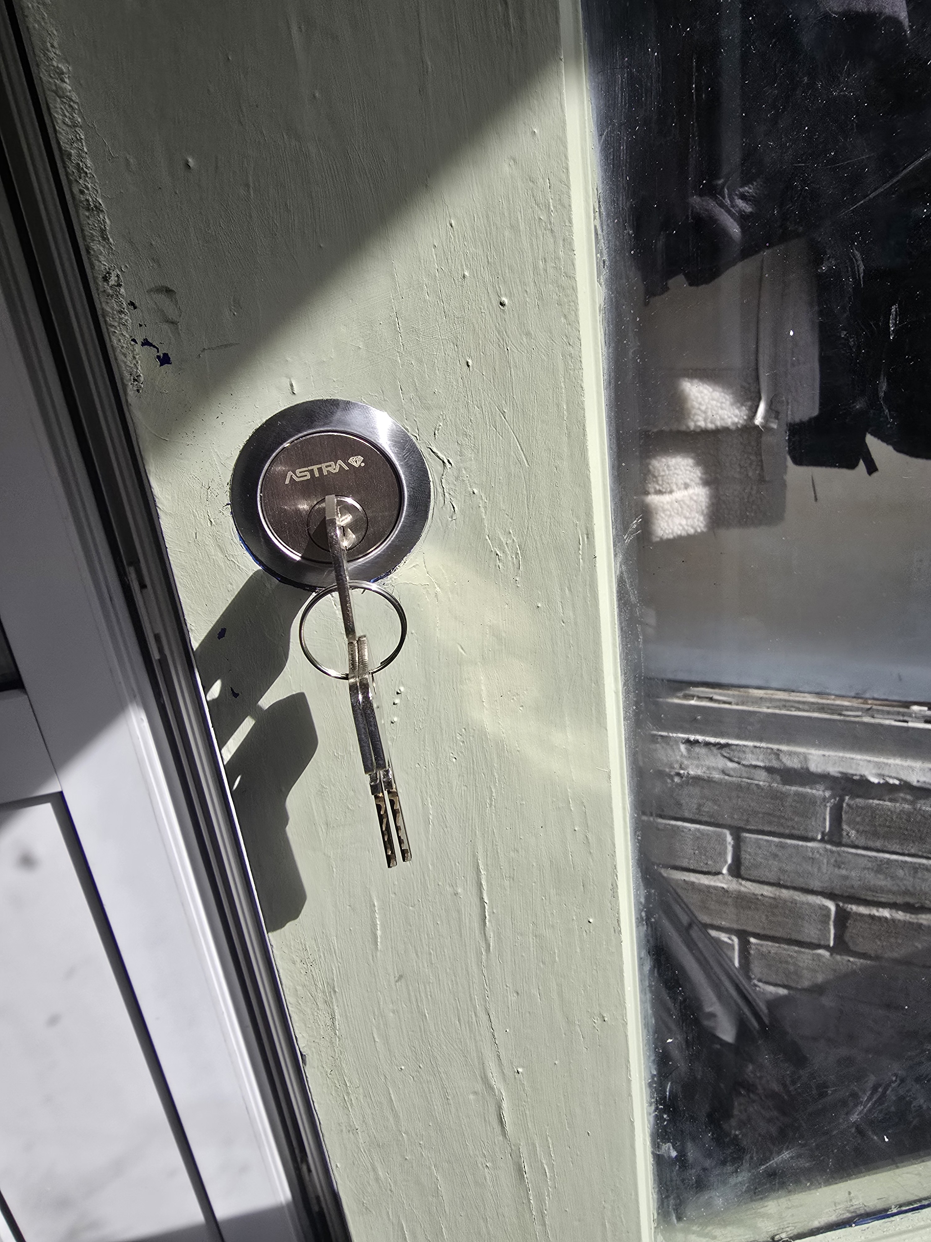 Yale Superior cylinder replacement on composite — Uxbridge UB8